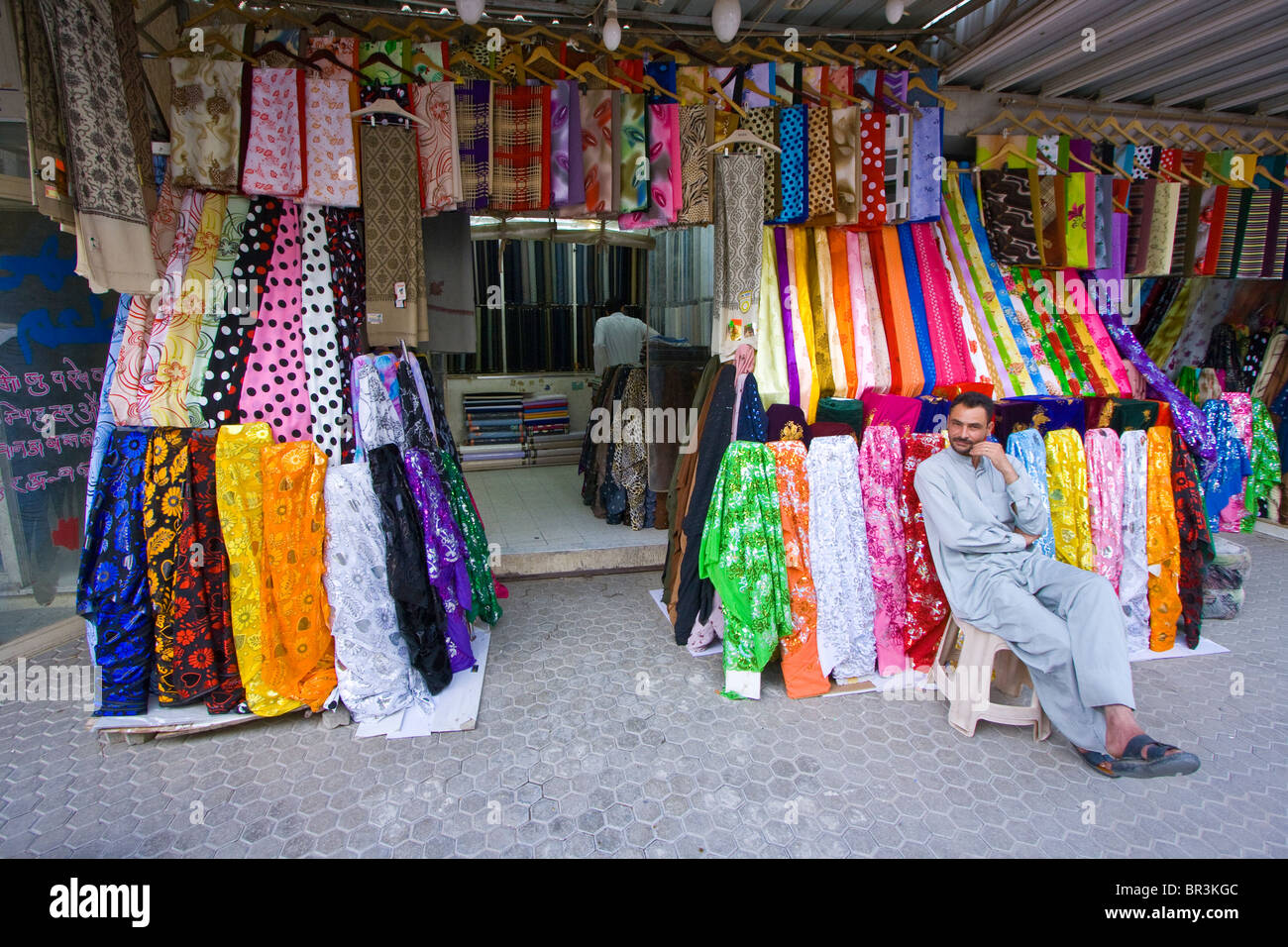 Les vendeurs de textiles dans le vieux souk dans la ville de Koweït, Koweït Banque D'Images