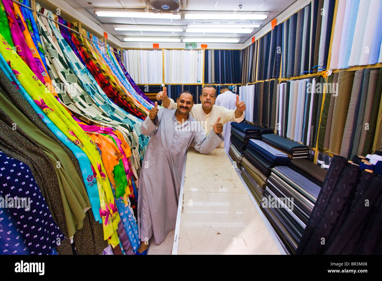 Les vendeurs de textiles dans le vieux souk dans la ville de Koweït, Koweït Banque D'Images