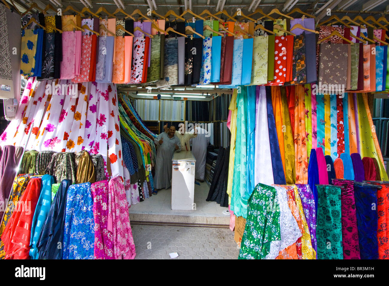 Les vendeurs de textiles dans le vieux souk dans la ville de Koweït, Koweït Banque D'Images