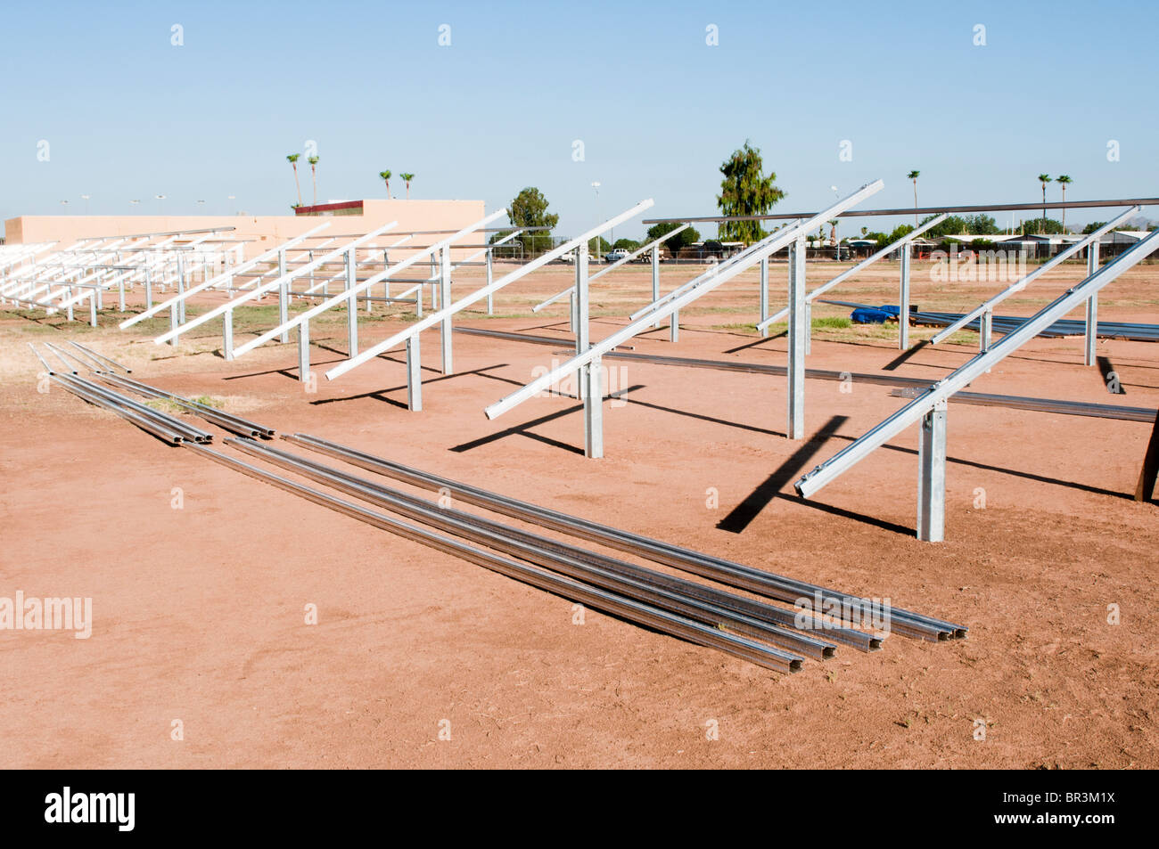 L'aluminium et l'acier poutres structurelles sont utilisés pour construire le cadre d'un projet solaire dans une école primaire, à l'Arizona. Banque D'Images