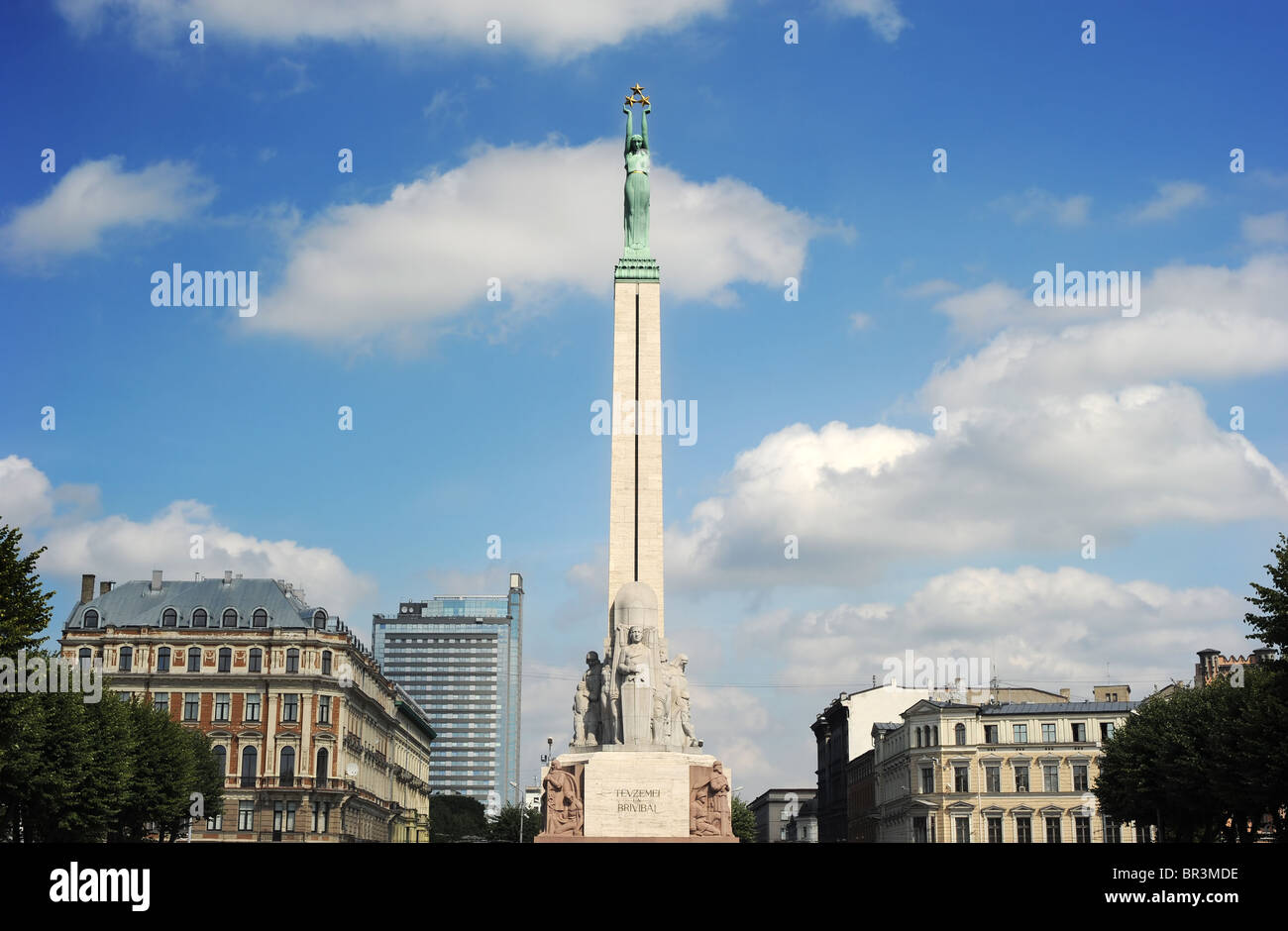 Monument de la liberté. woman holding trois étoiles d'or qui symbolisent des trois régions de la Lettonie. Banque D'Images