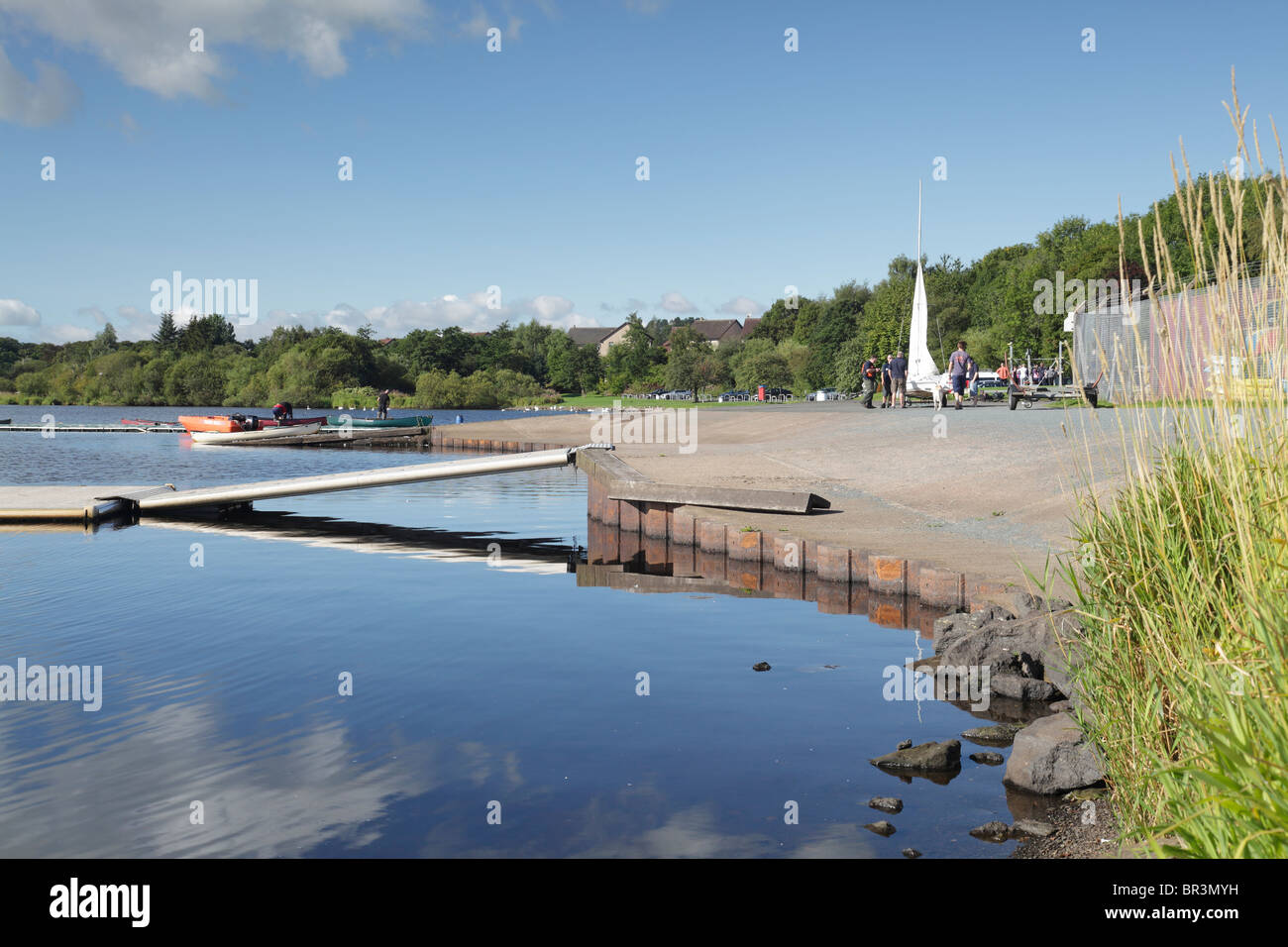 Parc régional de Clyde Muirshiel avec des personnes se préparant à naviguer sur le château de Semple Loch, Lochwinnoch, Renfrewshire, Écosse, Royaume-Uni Banque D'Images