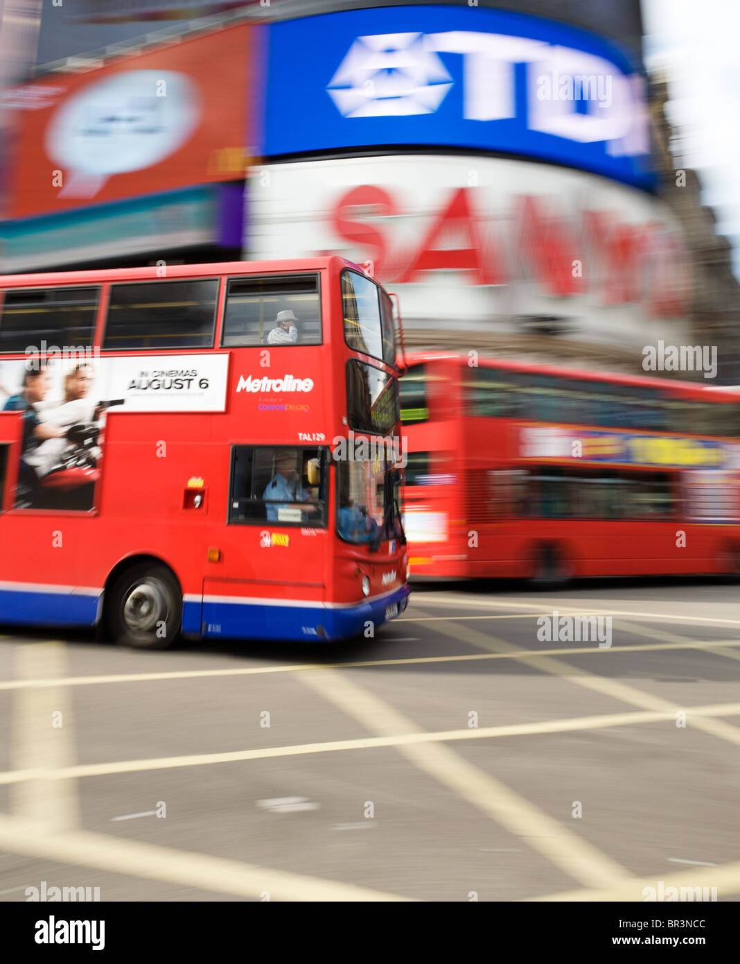 Bus dans Piccadilly Circus, Londres Banque D'Images