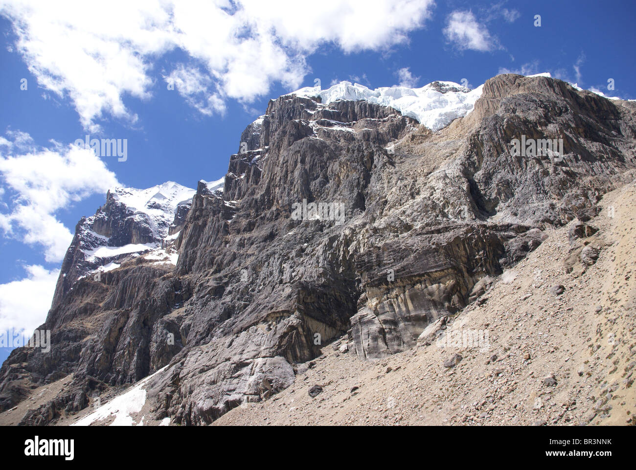 Glaciers suspendus sur des rocky mountain, Cuyoc, Cordillera Huayhuash, Andes, Pérou, Amérique du Sud Banque D'Images