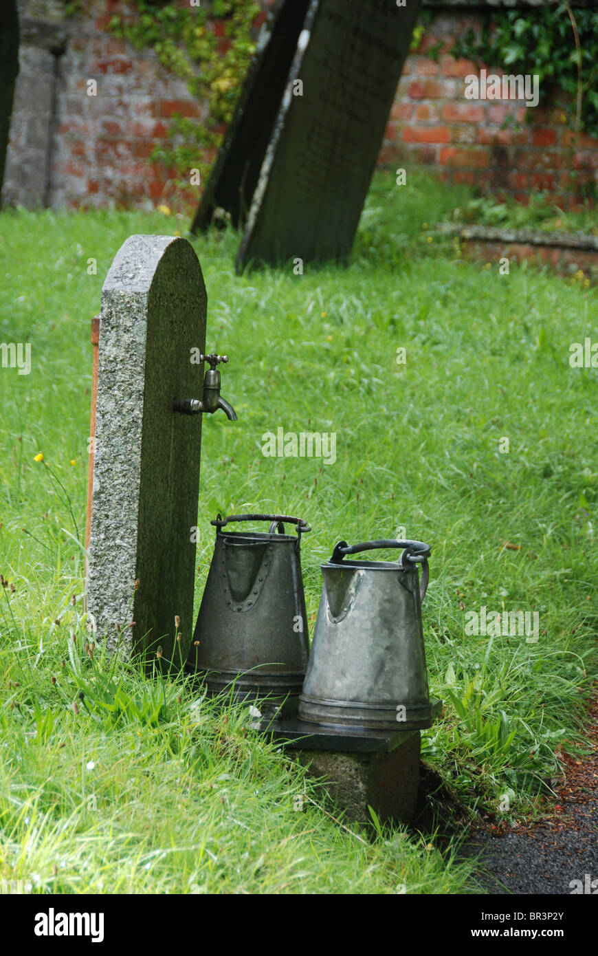 L'eau sainte .. ce petit robinet avec les deux récipients de l'eau était situé dans une cour de l'église à distance en Cornouailles , Banque D'Images