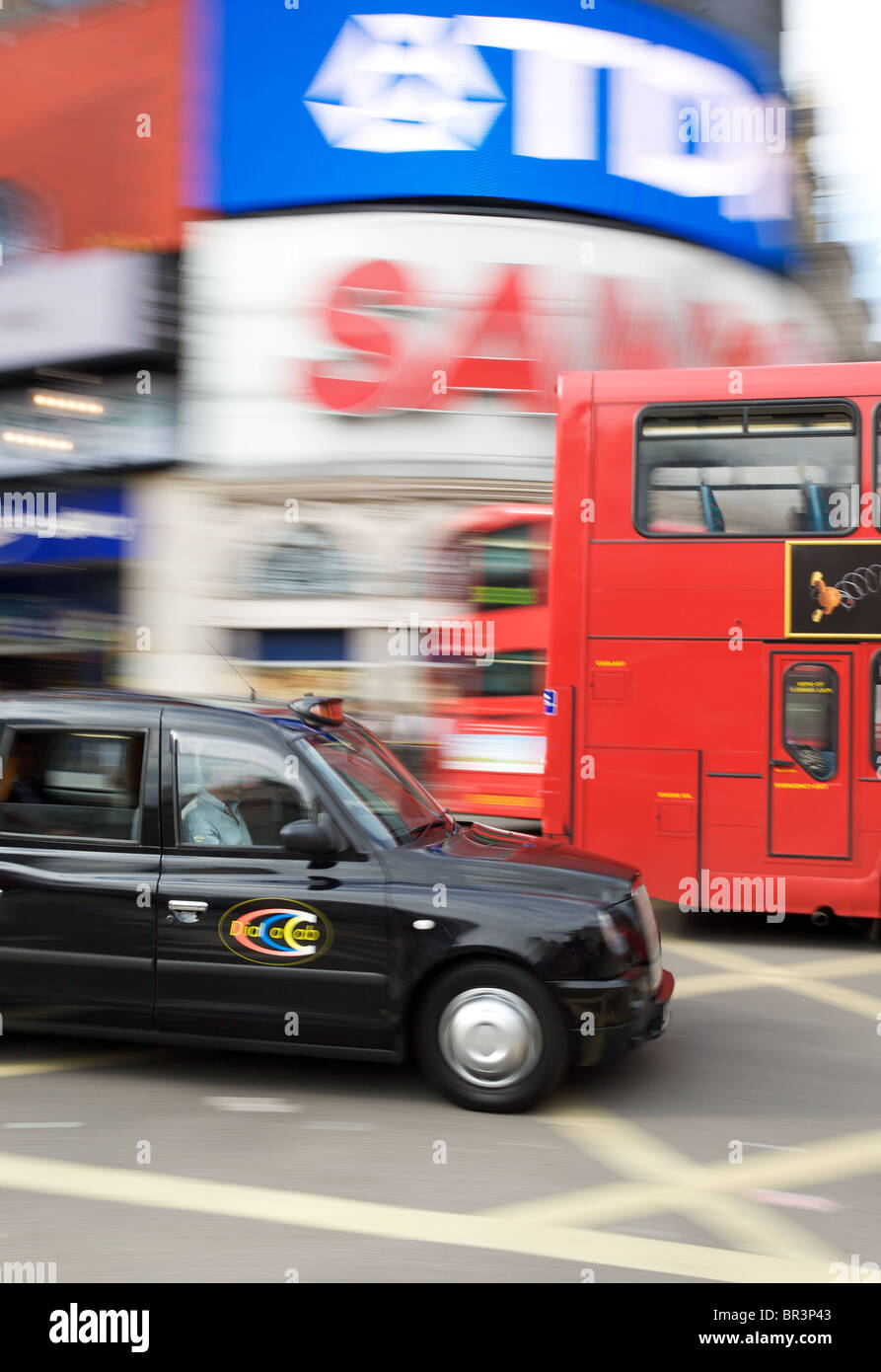 Bus et taxi à Piccadilly Circus, Devenez tuteur à Londres Banque D'Images