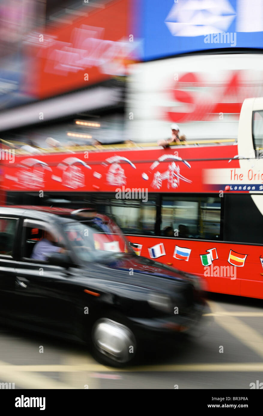 Taxi et bus de tourisme voyager dans Piccadilly Circus, Londres Banque D'Images