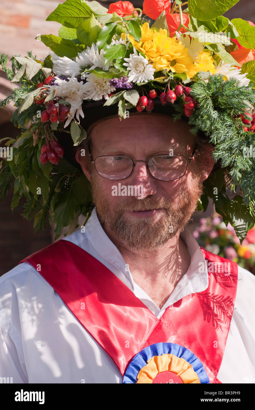 Ville de Ripon Morris dance - danseur avec barbe et chapeau floral Banque D'Images