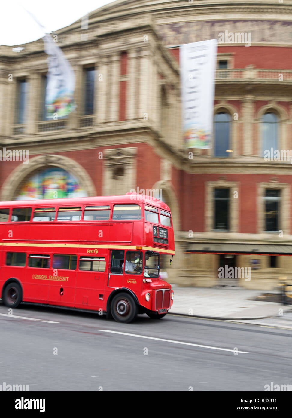 Old London Routemaster bus passant le Royal Albert Hall Banque D'Images