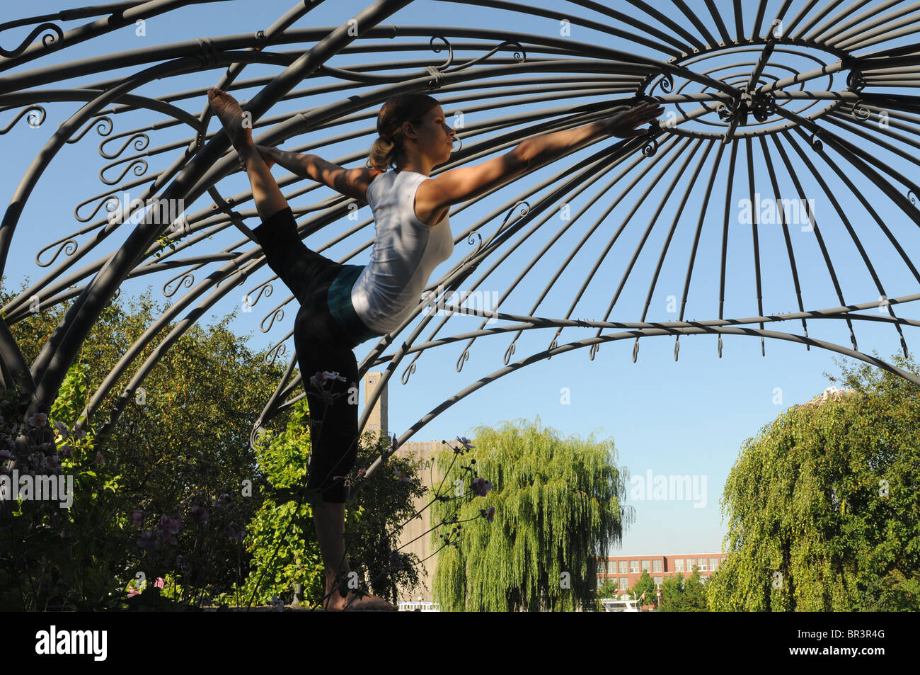 Une belle jeune femme pratiquant le yoga à Toronto Music Gardens Banque D'Images