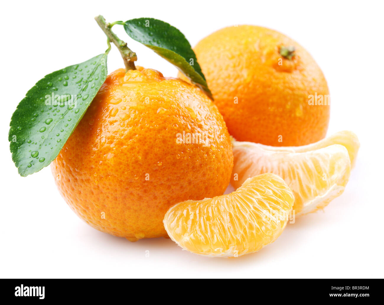 Mandarines mûres avec des feuilles et des tranches sur fond blanc Banque D'Images
