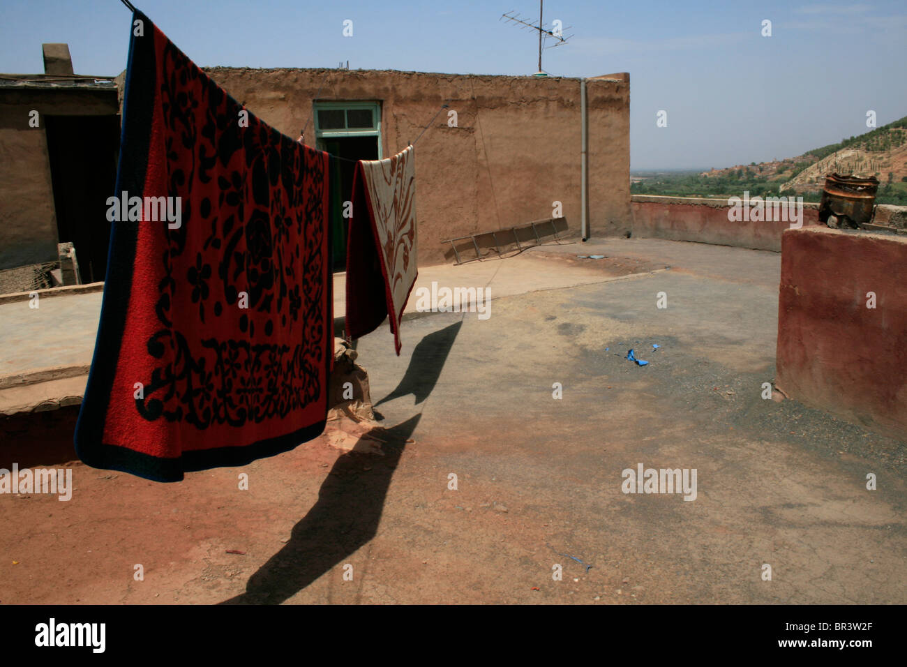 7 septembre 2009, les tapis sécher sur le toit d'une maison berbère près de Marrakech, Maroc. Photo par David Pillinger. Banque D'Images