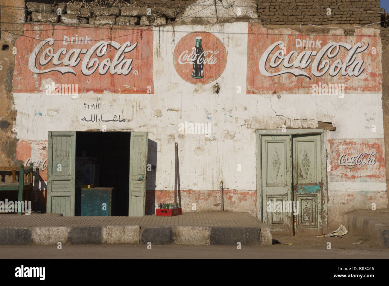 Façade d'un bâtiment avec la publicité de Coca-Cola. Luxor. L'Égypte. Banque D'Images