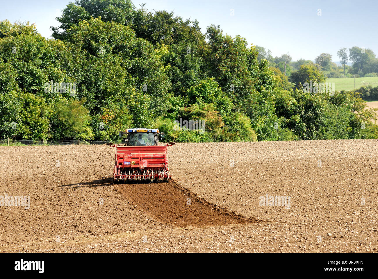 Tracteur Rouge Domaine de travail dans les collines du Surrey Banque D'Images