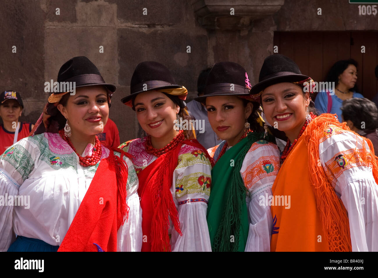 Mesdames portant des costumes traditionnels à Quito, Equateur Banque D'Images