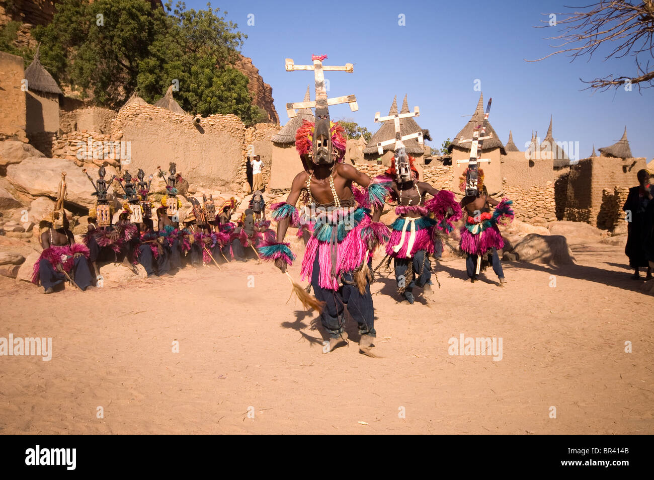 Danse des masques en Pays Dogon au Mali, Village Banque D'Images