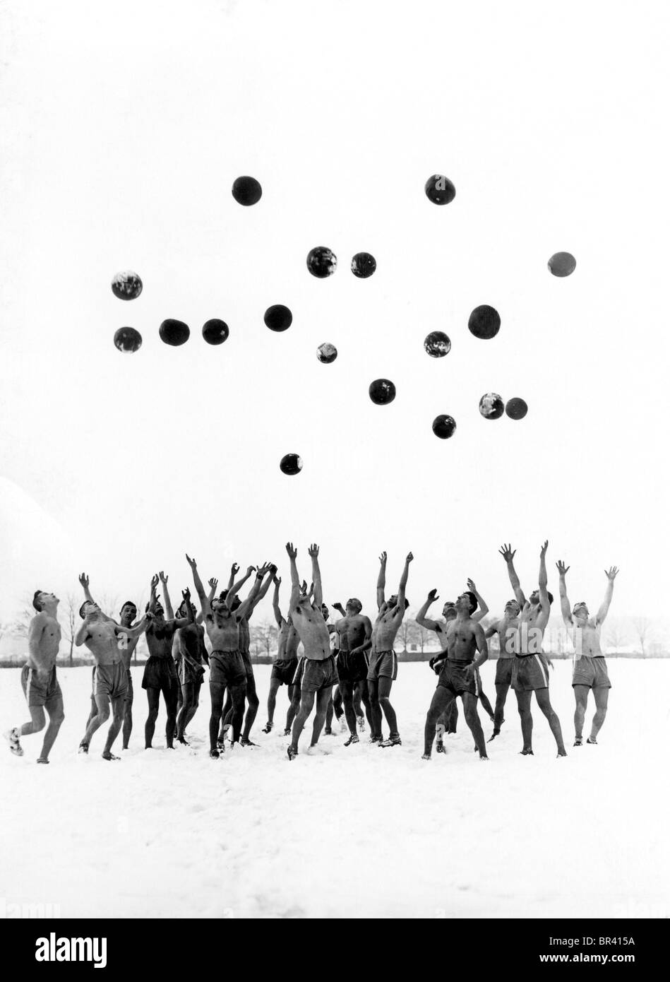 Image historique, groupe d'hommes de lancer des balles dans l'air, ca. 1926 Banque D'Images