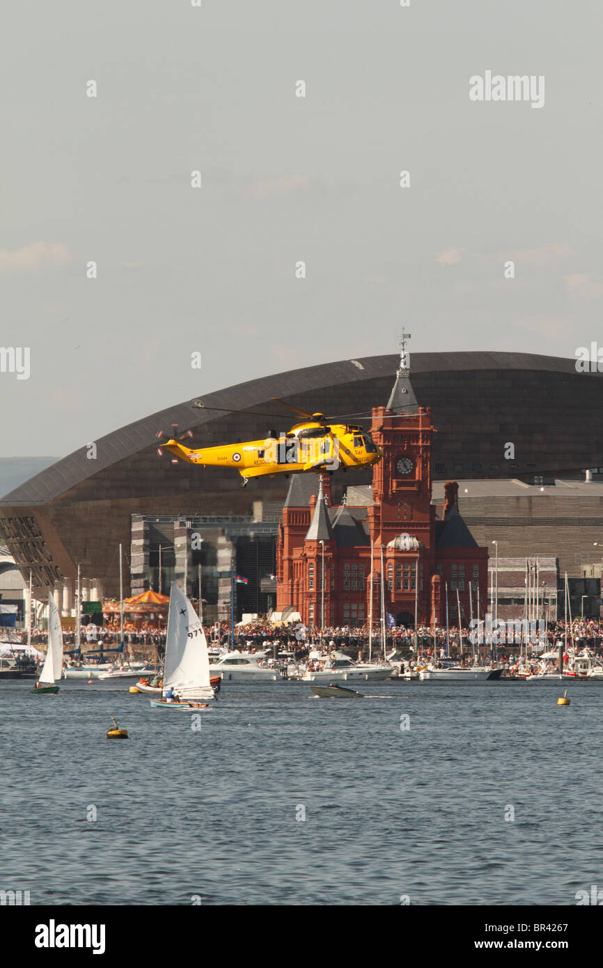 Hélicoptère Sea King s'affichent dans la baie de Cardiff. Défilé des Forces armées Banque D'Images