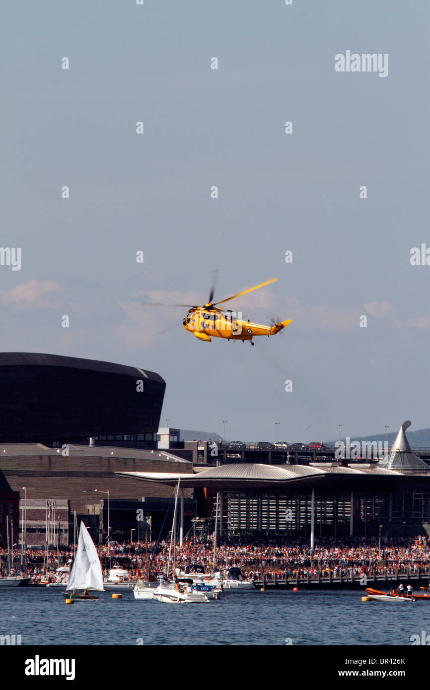 Hélicoptère Sea King s'affichent dans la baie de Cardiff. Défilé des Forces armées Banque D'Images