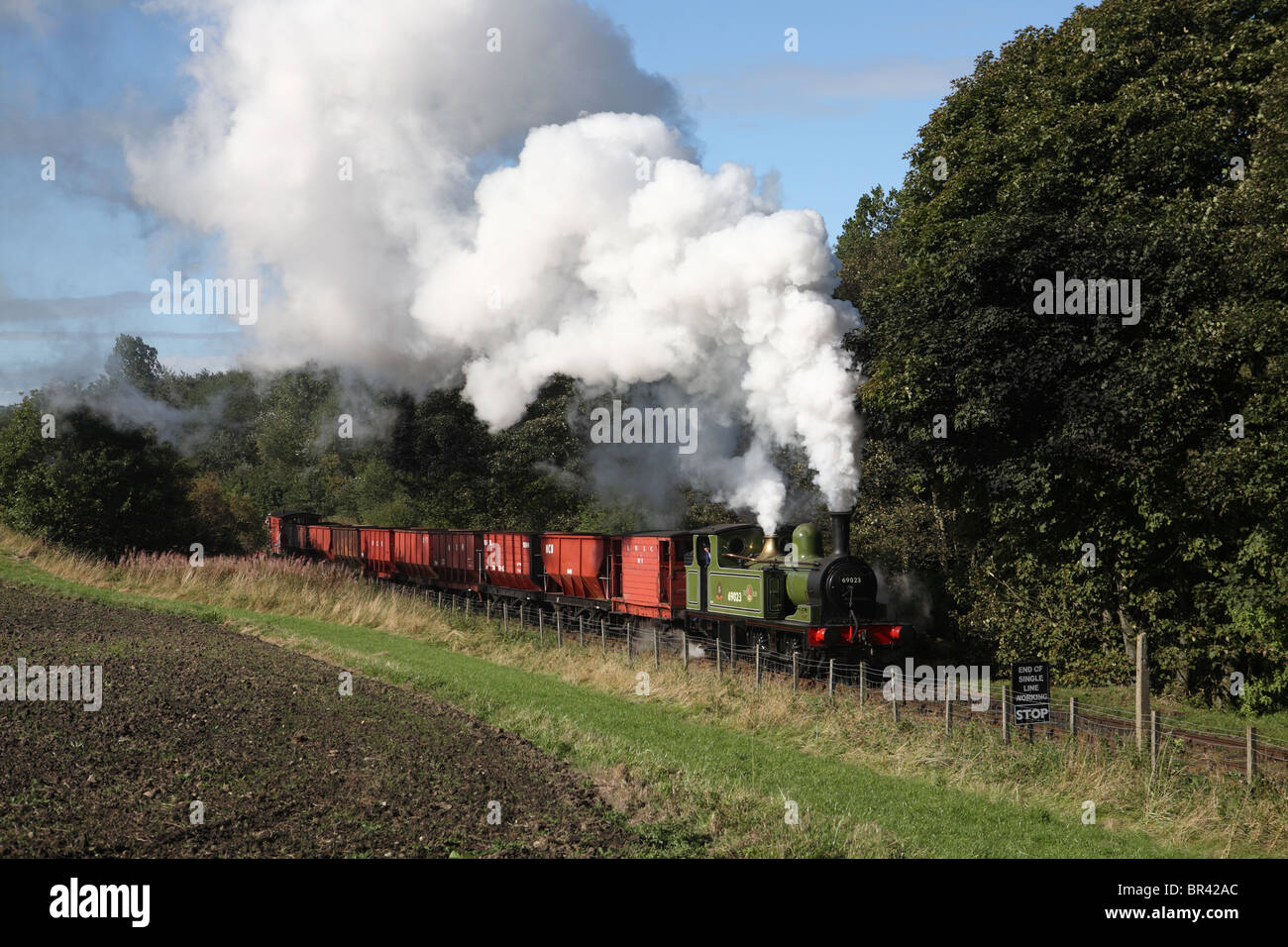 J72 0-6-0 locomotive Joem 69023 vu tirant un train de charbon sur le chemin de Tanfield, England, UK Banque D'Images