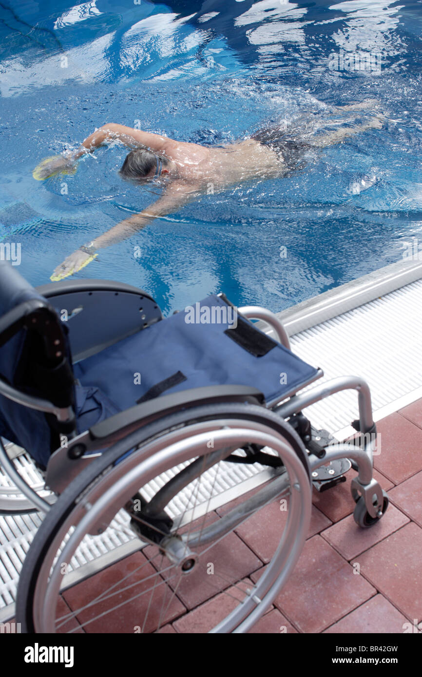 Les jeunes, l'homme handicapé, utilisateur de fauteuil roulant, natation  exercices dans une piscine, freestyle Photo Stock - Alamy