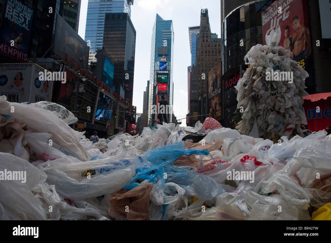 Le Sac Monster s'arrête à Times Square à New York pour éduquer les consommateurs sur l'impact environnemental des sacs en plastique Banque D'Images
