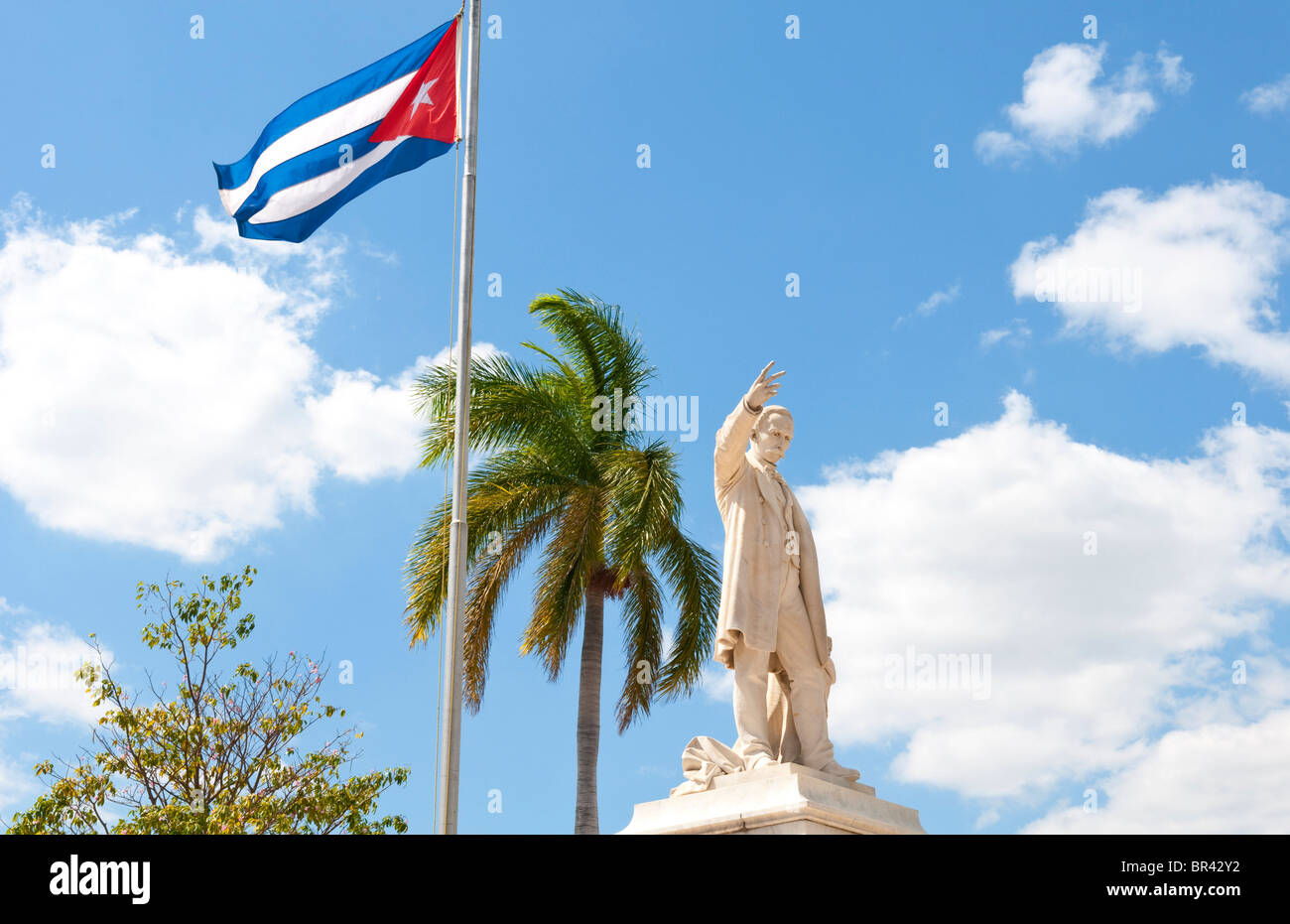 Drapeau cubain et statue dans le centre de ville de Jose Marti, Cienfuegos, Cuba Banque D'Images