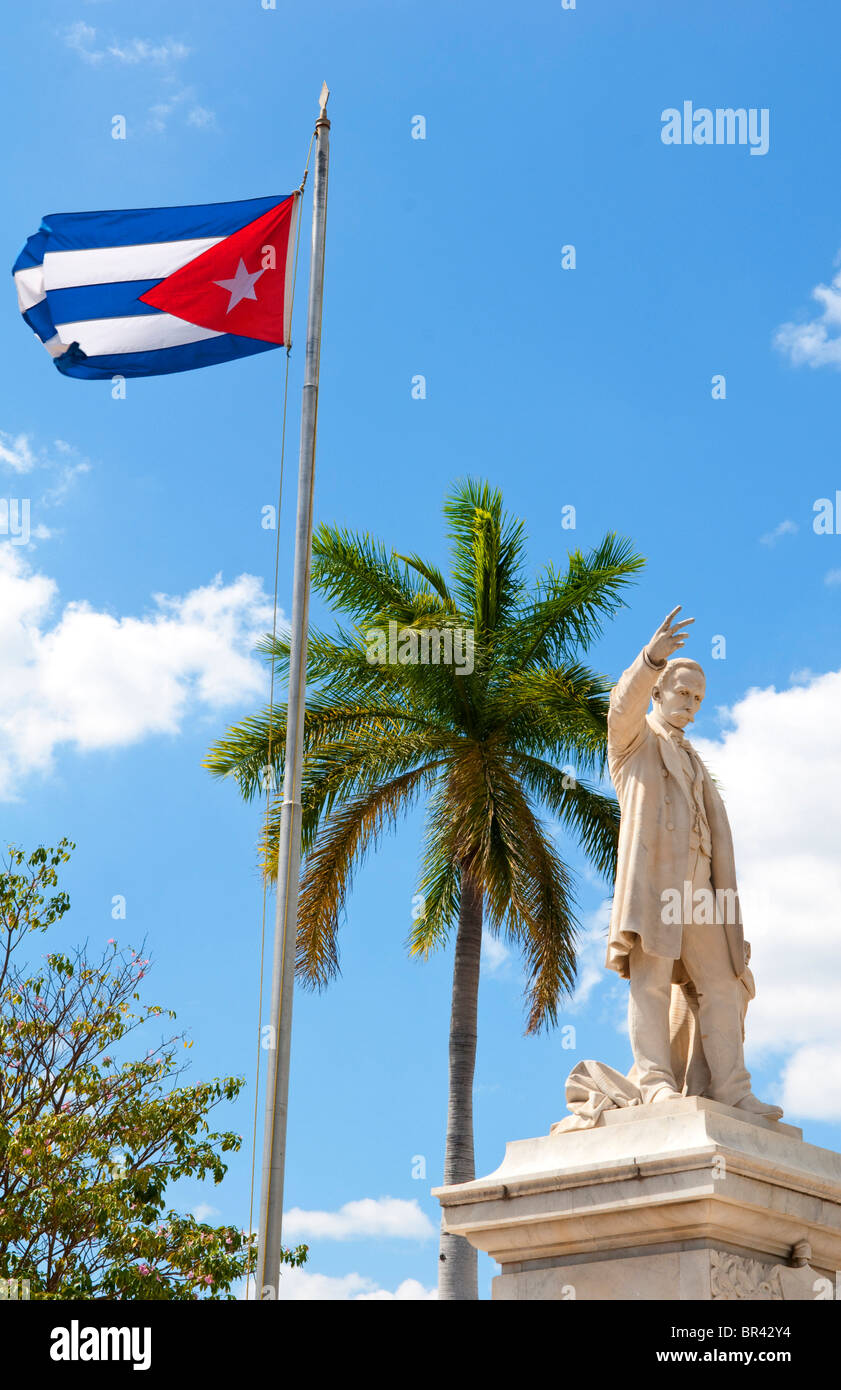 Drapeau cubain et statue dans le centre de ville de Jose Marti, Cienfuegos, Cuba Banque D'Images