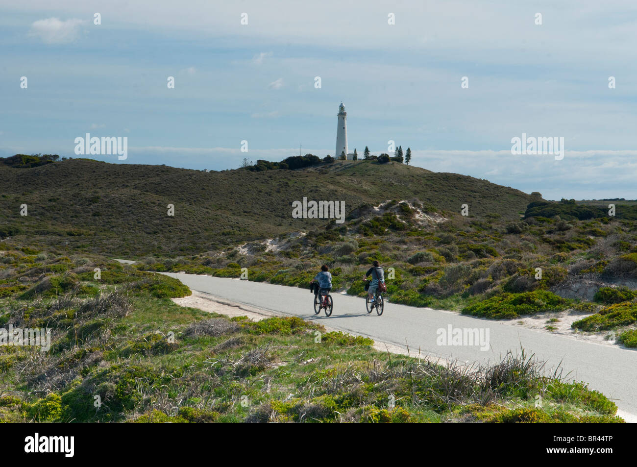 Les cyclistes équitation par phare sur Rottnest Island, Australie de l'Ouest Banque D'Images