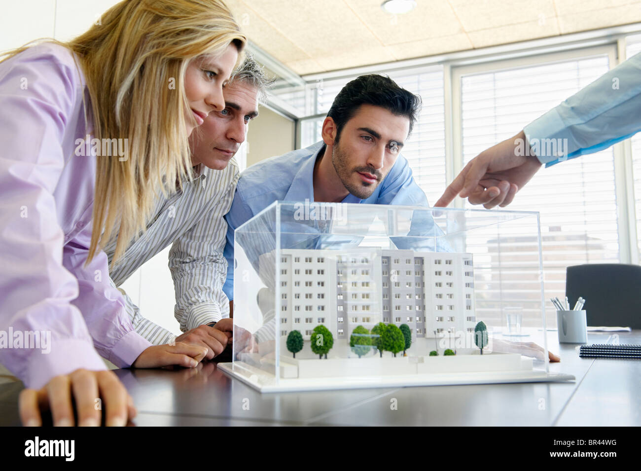 Les gens qui étudient le modèle architectural Banque D'Images