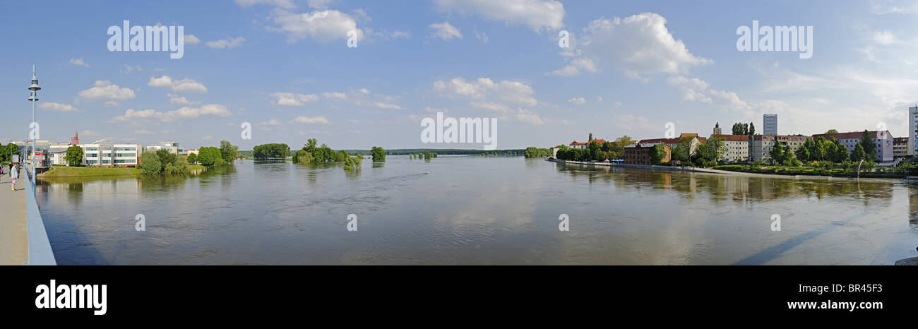 Entre Francfort Oder inondées à l'Oder, Allemagne et Slubice, Pologne Banque D'Images