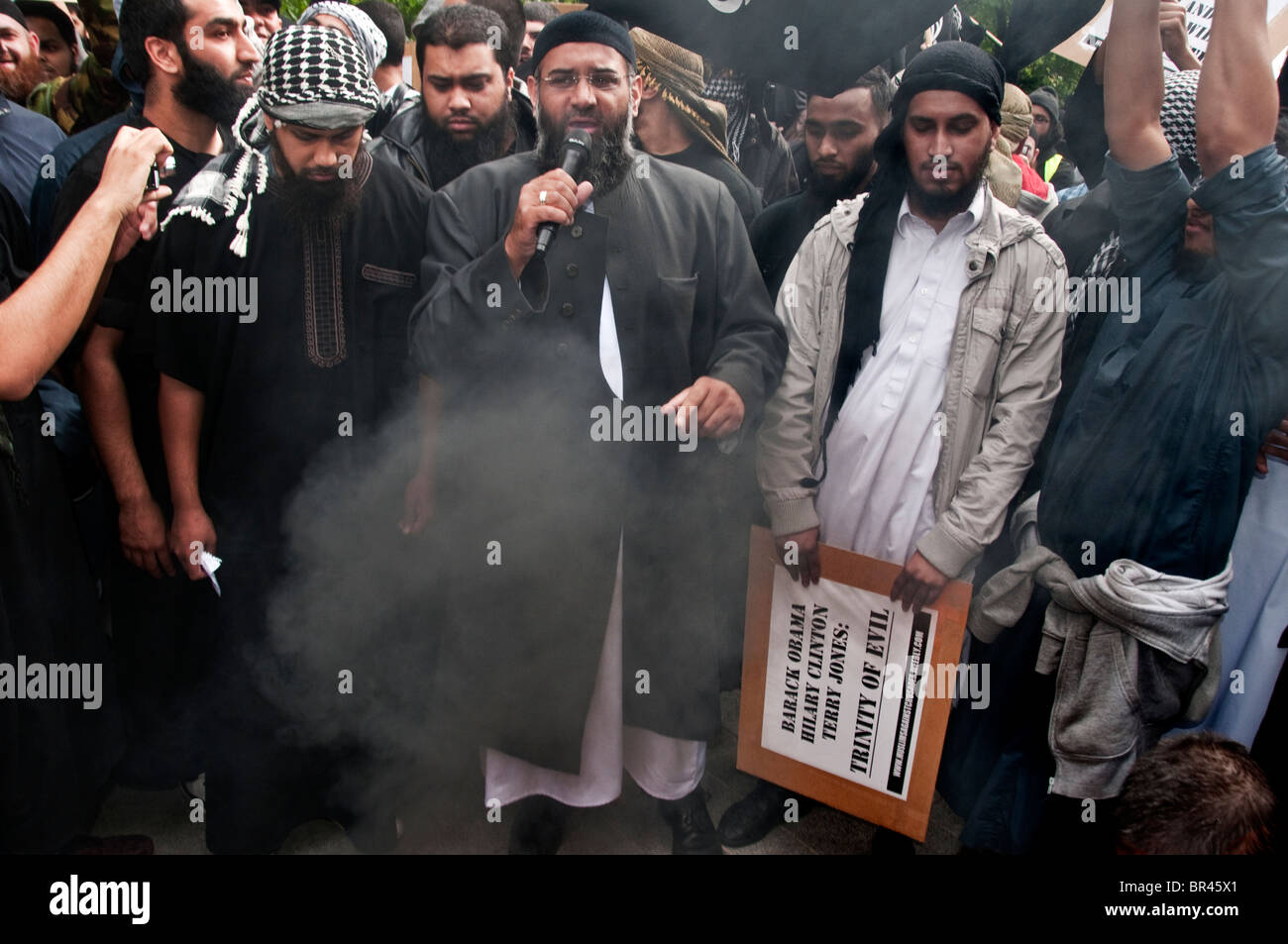 Un groupe extrémiste « musulmans contre les Croisades',dirigé par Anjem Choudary (centre) brûlent le drapeau américain qui protestaient devant l'U Banque D'Images