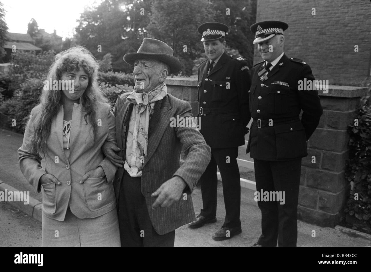Femme gênée par les avances ivres d'un homme plus âgé qui chante. Appleby à Westmorland Cumbria Gypsy Fair. Il a bu 1980s 1981 HOMER SYKES Banque D'Images