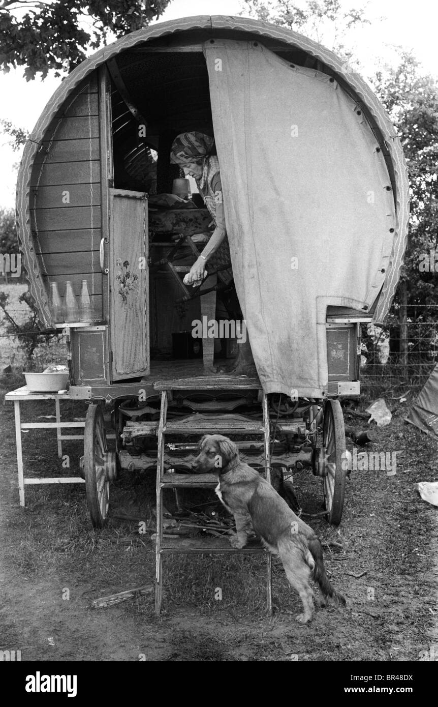 Caravane familiale Bow Top avec roues familiales traditionnelles à rayons en bois. Appleby dans Westmorland gitan cheval foire Cumbria, Angleterre juin 1981 1980s Royaume-Uni HOMER SYKES Banque D'Images