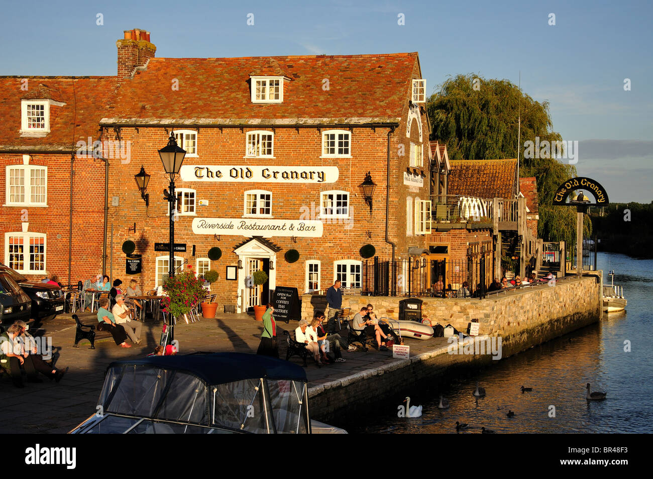 Le quai et la rivière Inn Frome au coucher du soleil, Wareham, Dorset, Angleterre, Royaume-Uni Banque D'Images Le quai et la rivière Inn Frome au coucher du soleil, Wareham, Dorset, Angleterre, Royaume-Uni Banque D'Images