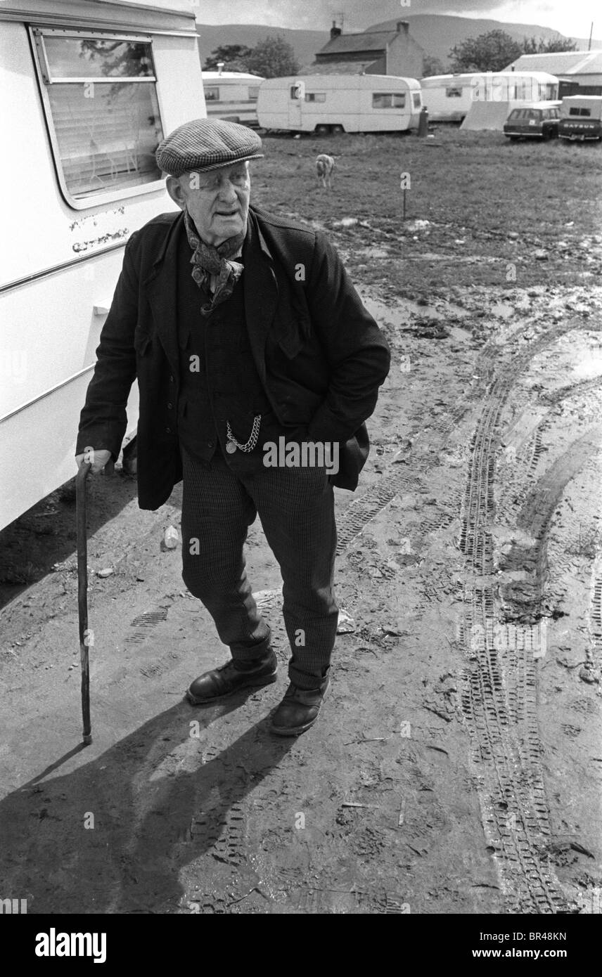 Homme gitan plus âgé avec un mouchoir de cou traditionnellement attaché et chaîne de montre à fob or. Appleby dans Westmorland gitan cheval foire Cumbria, Angleterre vers juin 1981 1980s Royaume-Uni HOMER SYKES Banque D'Images