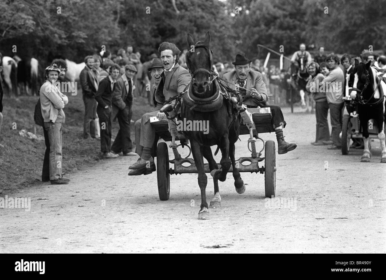 Appleby Horse Fair 1980s. Les hommes gitans qui courent un poney et un piège criant aux gens de sortir du chemin. Appleby à Westmorland, Cumbria Royaume-Uni 1981 Royaume-Uni HOMER SYKES Banque D'Images