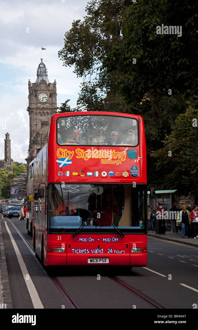 Tour bus circulant le long de Princes Street, Édimbourg, Écosse, Royaume-Uni, Europe Banque D'Images