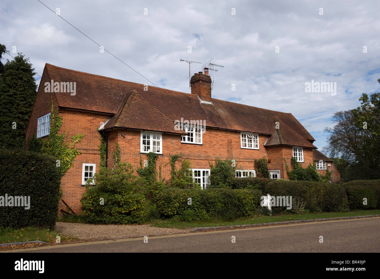 Construit en briques rouges traditionnelles maisons mitoyenne dans le village de Quaker Jordans Buckinghamshire UK Banque D'Images