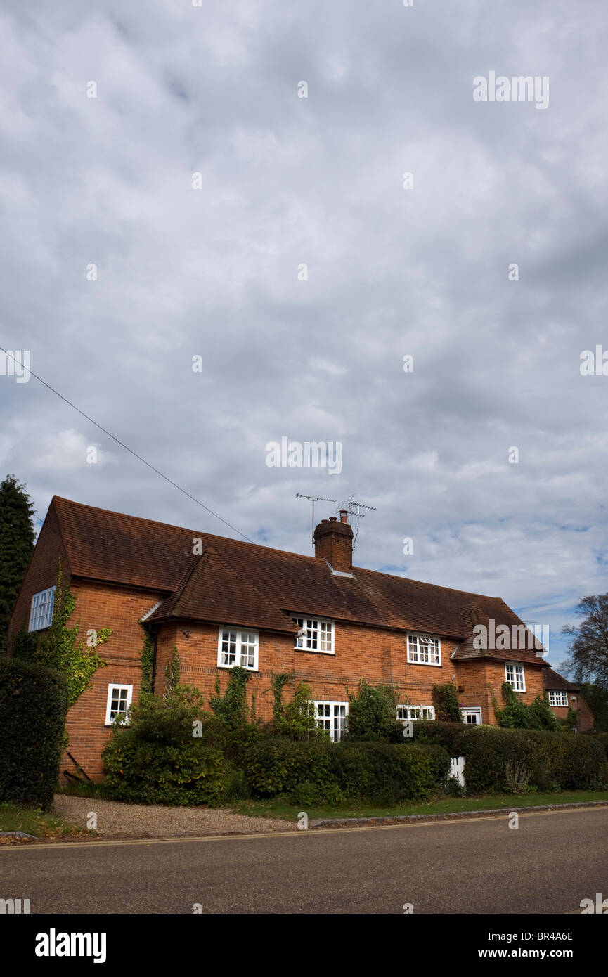 Construit en briques rouges traditionnelles maisons mitoyenne dans le village de Quaker Jordans Buckinghamshire UK Banque D'Images
