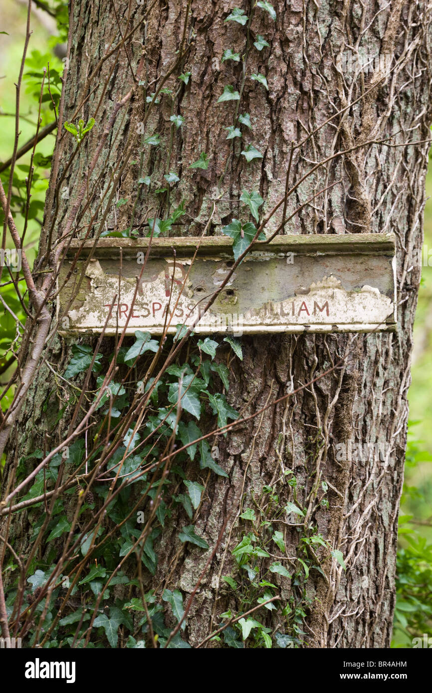 Privé pourri Trespassers William signer dans un bois près du village de Cotswold Kineton, Gloucestershire Banque D'Images