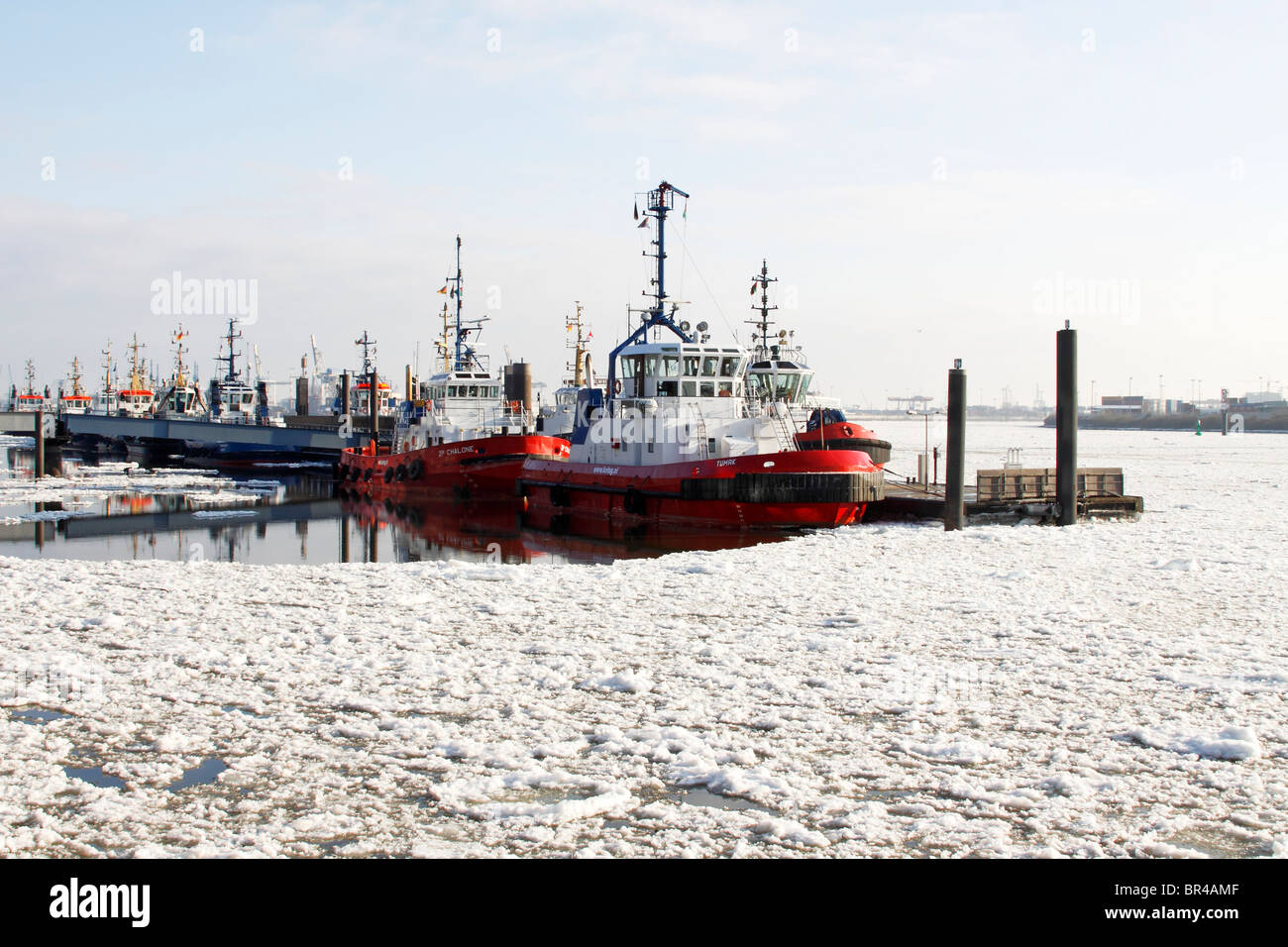 Dans les glaces, les navires remorqueurs dans le port de Hambourg en hiver dans les eaux glacées de l'Elbe, Neumuehlen wharf, Hambourg Banque D'Images