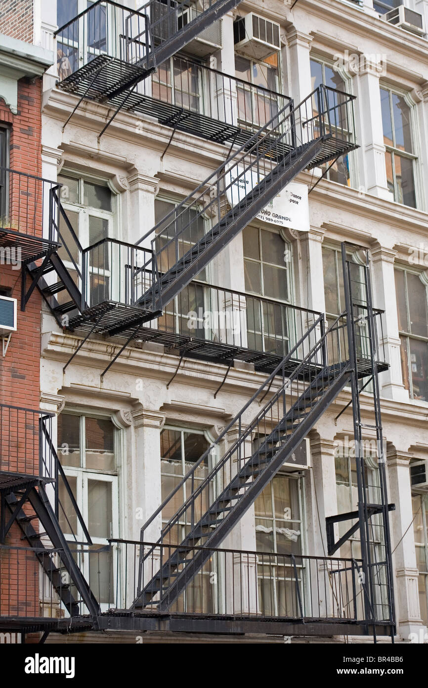 Escaliers de secours externe sur les immeubles à appartements à New York Banque D'Images