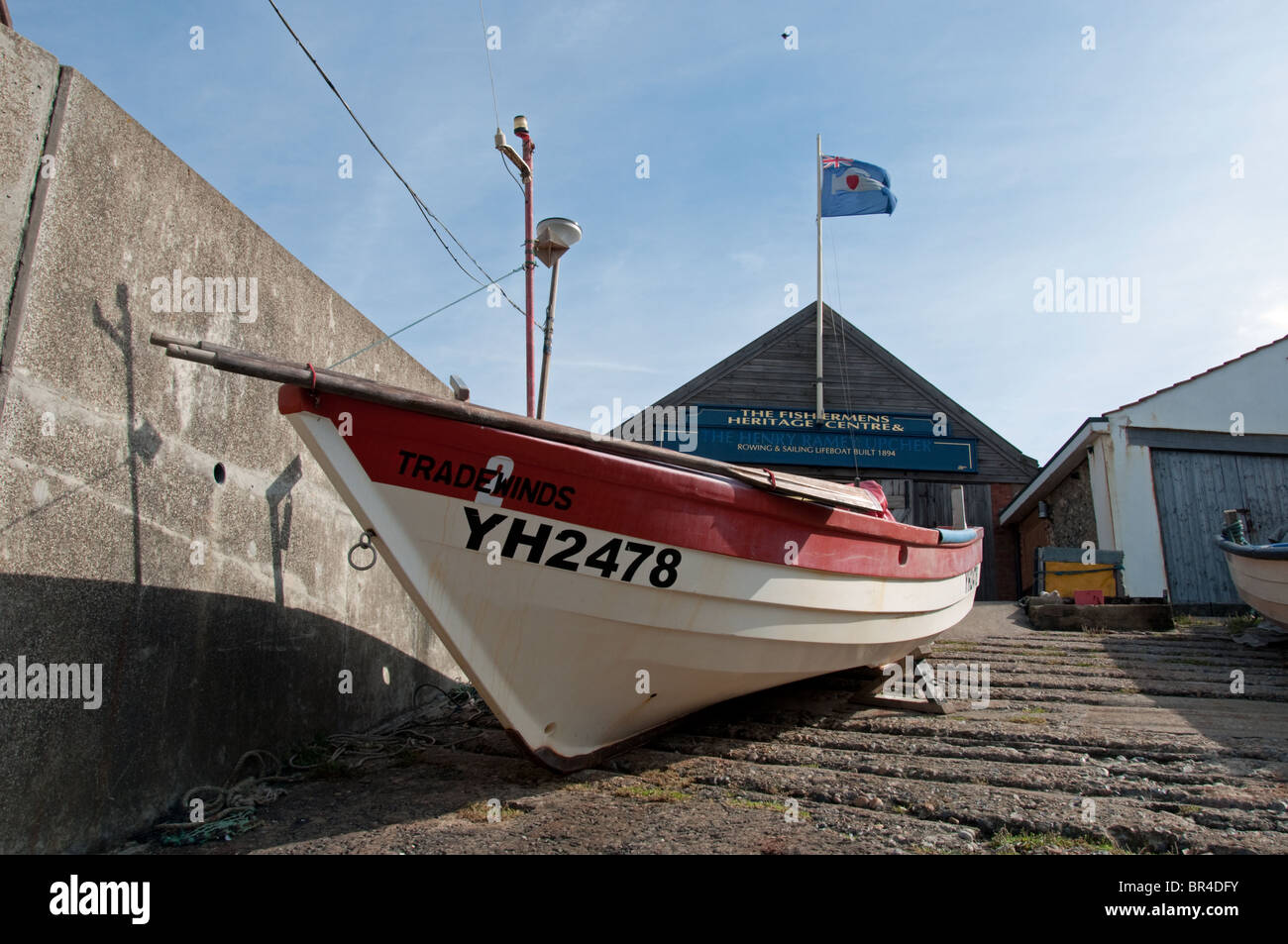 Bateau de pêche rouge et blanc sur cale Banque D'Images