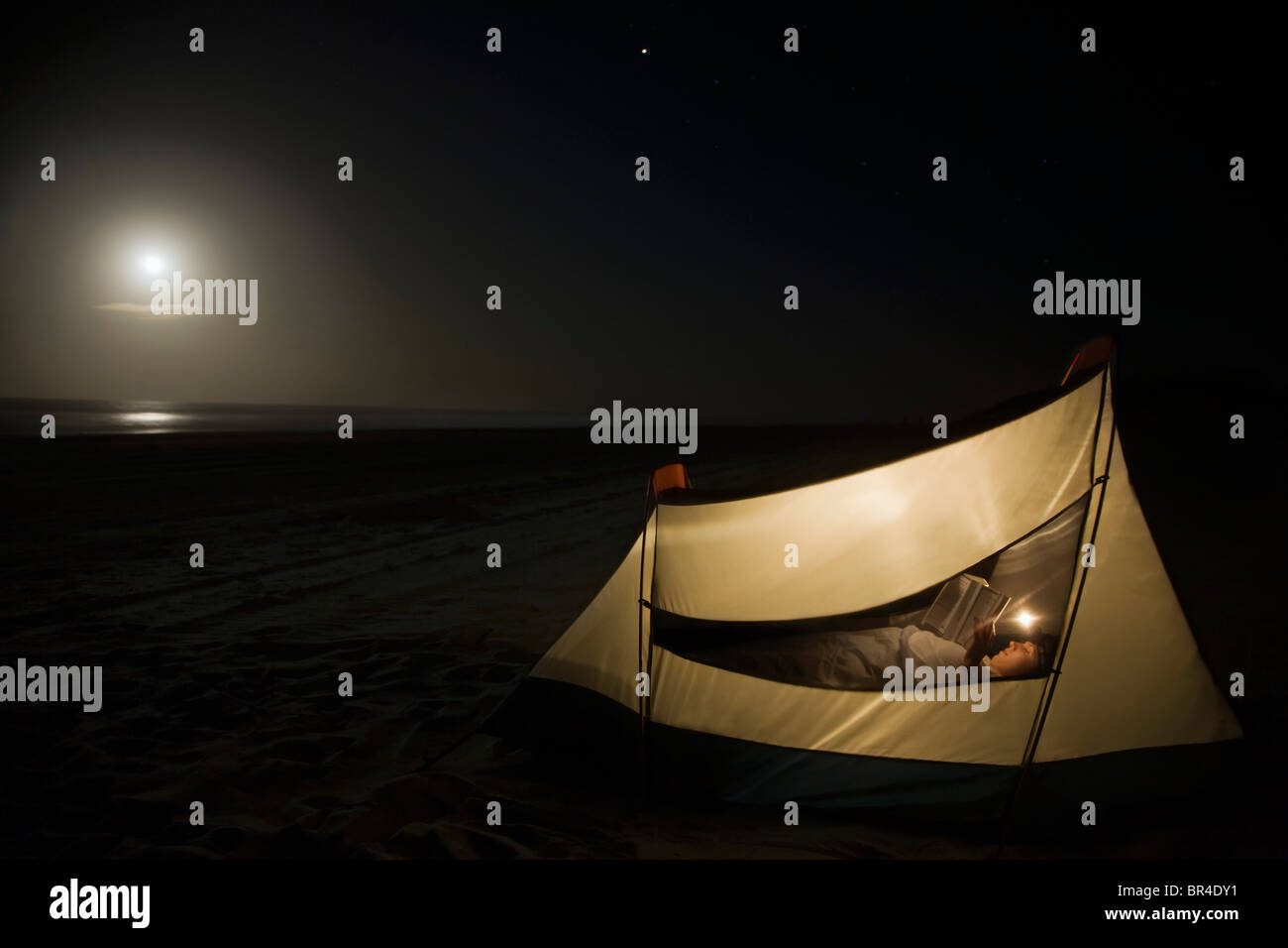 Man on beach camping Banque D'Images