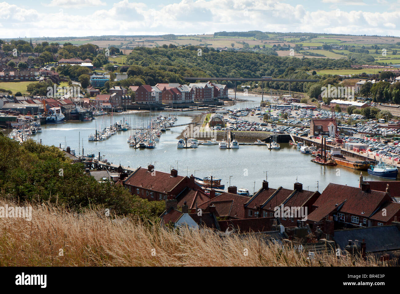 High angle view plus de Whitby et la rivière Esk Banque D'Images