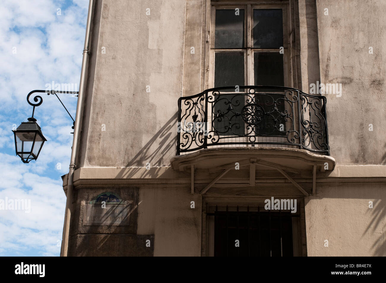 Balcon et une lanterne, St Germain des Prés, Paris, France Banque D'Images