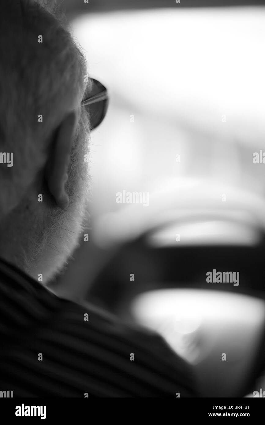 Caucasian man driving Banque D'Images