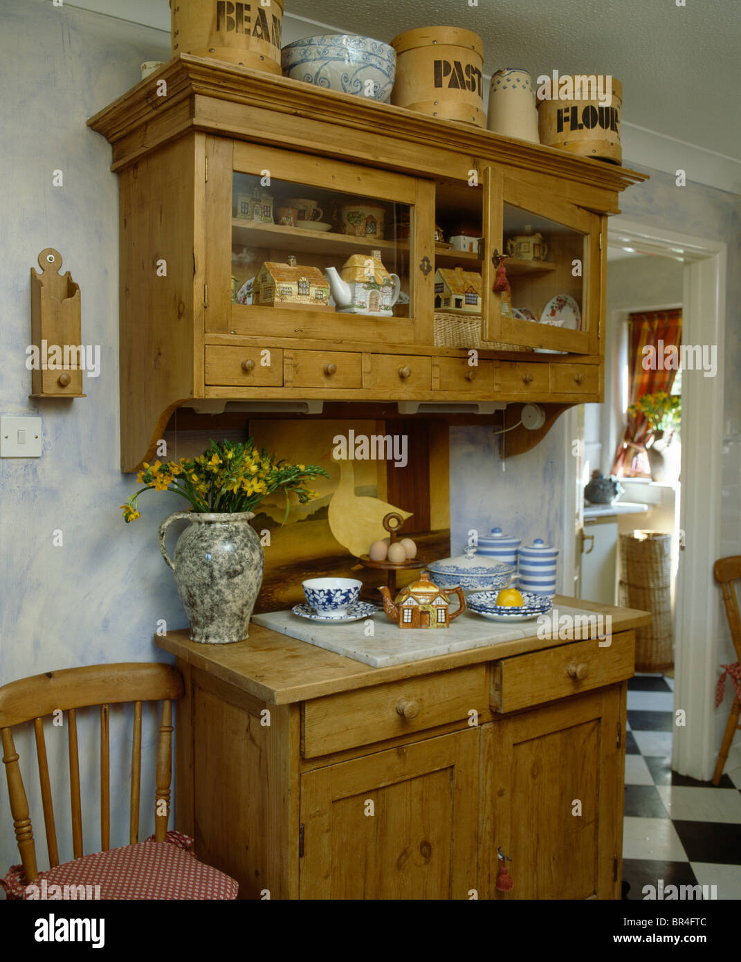 Armoire murale pin pin petite armoire avec ci-dessus en coupant-bord en  cuisine traditionnel cottage Photo Stock - Alamy