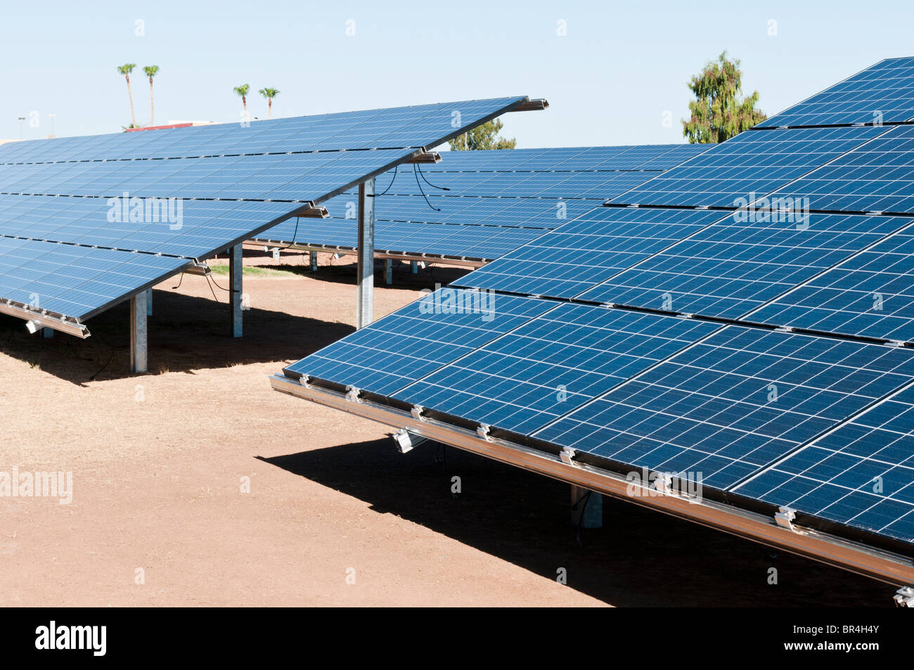 Une ferme solaire est construit pour fournir de l'électricité à une école primaire de l'Arizona. Banque D'Images